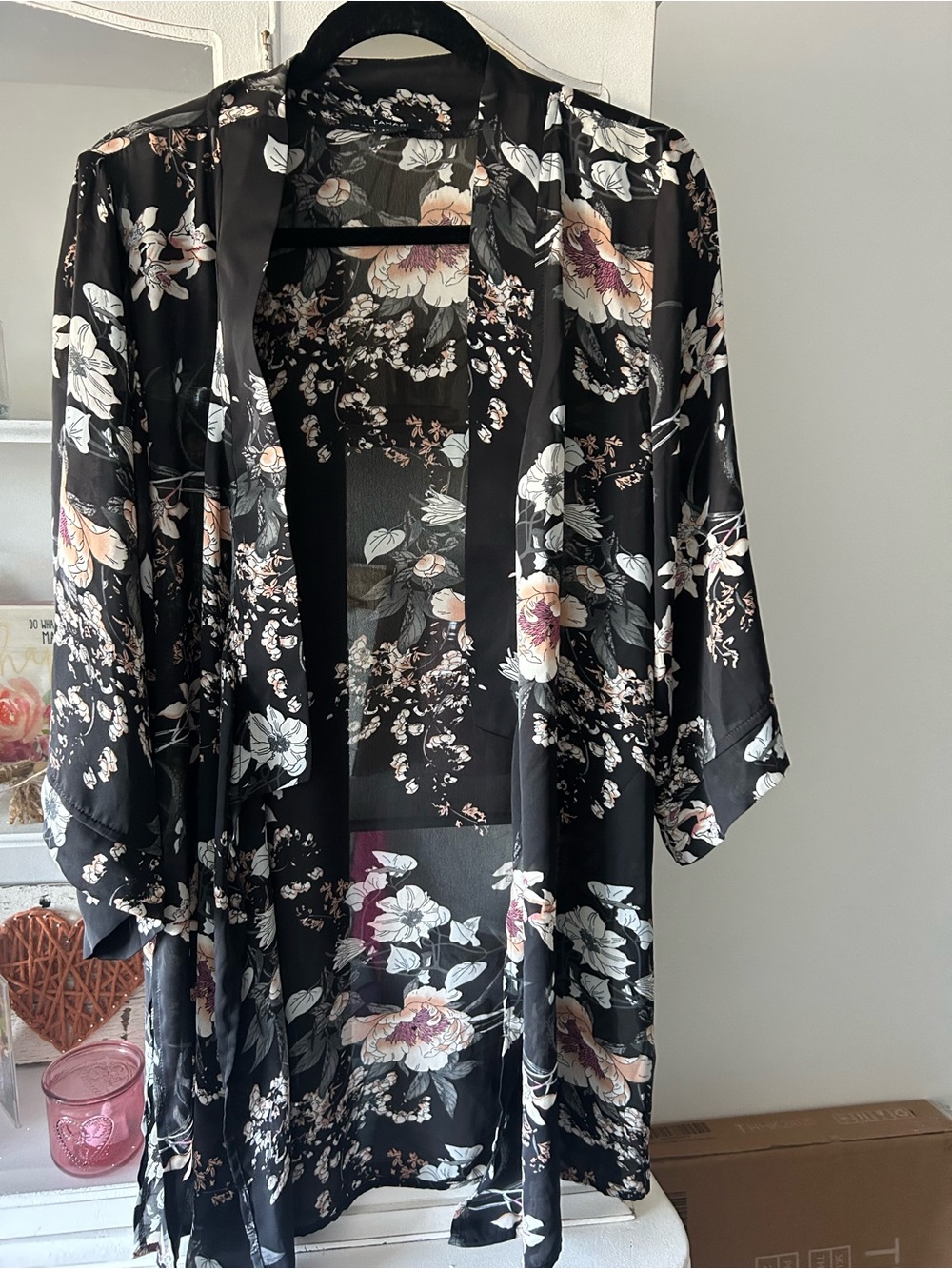 Tahari floral kimono